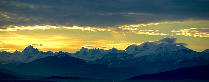 Le massif du Mont-Blanc au lever du jour, vu depuis le Pays de Gex